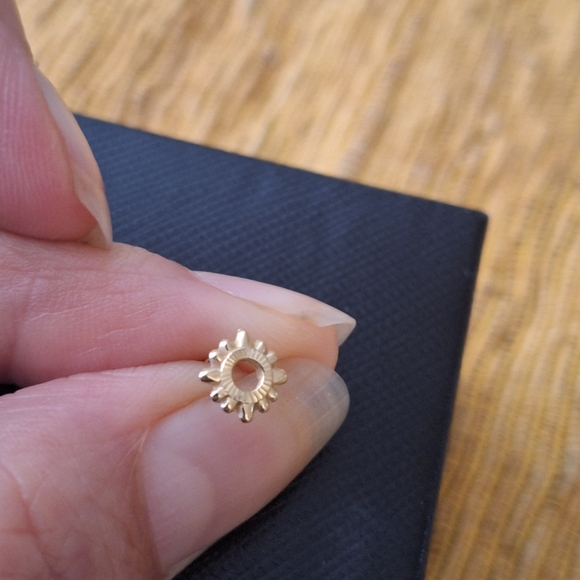 10k gold dainty sun earrings ☀️ screw back - Picture 3 of 5